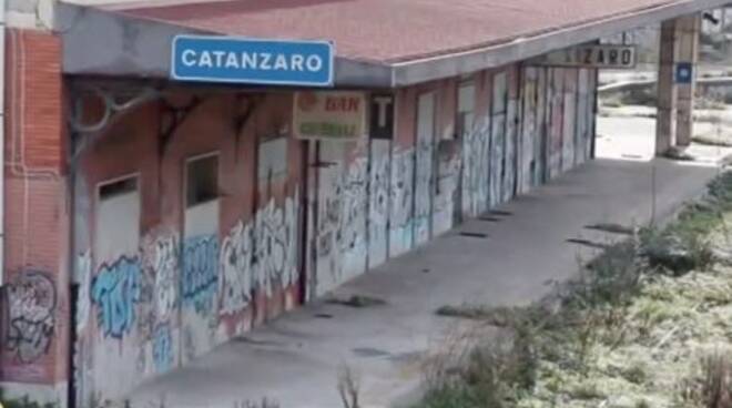 A Striscia la notizia il degrado della vecchia stazione di Catanzaro -  CatanzaroInforma