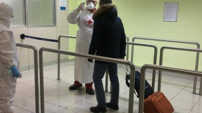 controlli coronavirus aeroporto