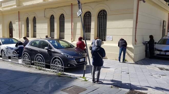 cittadini in fila per la consegna delle domande al CSV