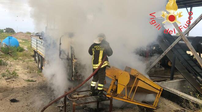 incendiati automezzi a san sostene