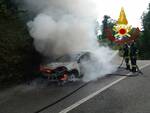 Auto in fiamme acquadauzano