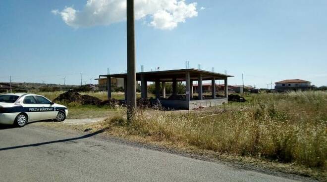 manufatto abusivo isola capo rizzuto