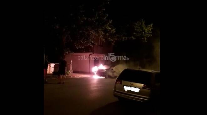 auto va a fuoco su corso mazzini a Tiriolo