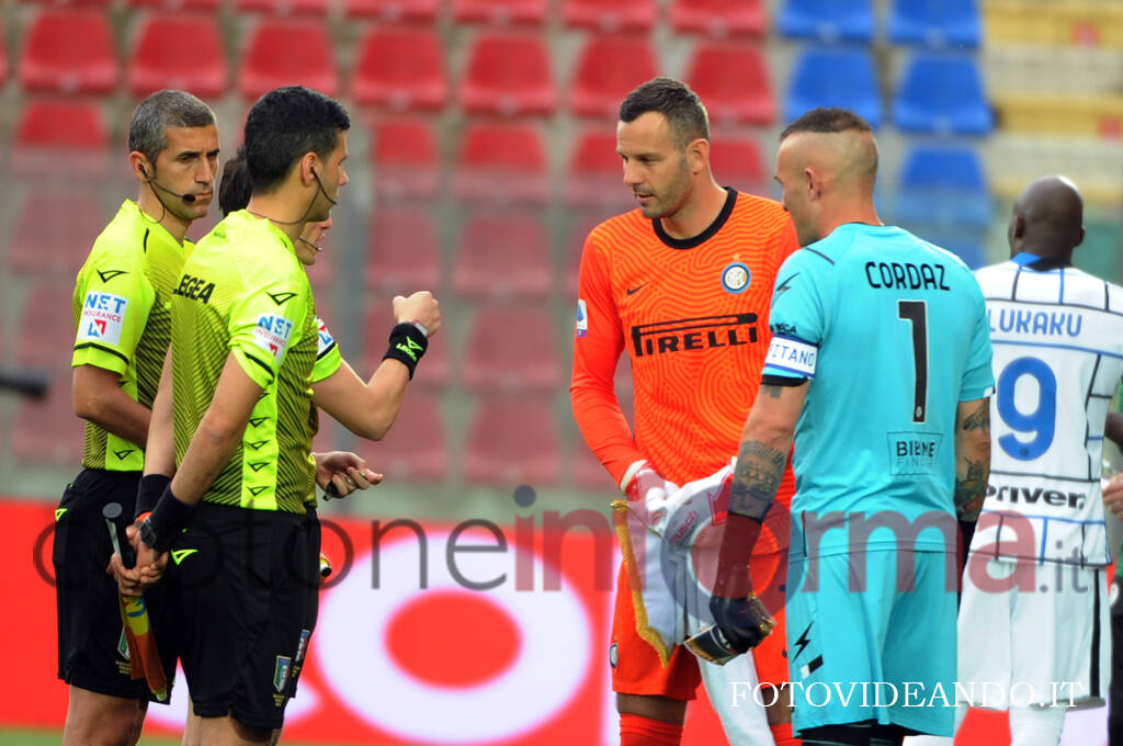Crotone vs Inter serie A calcio