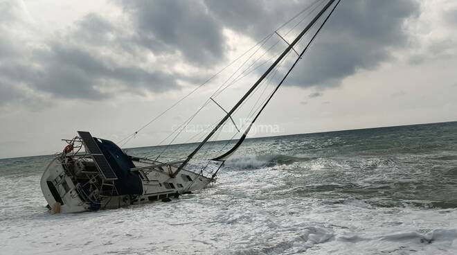 barca migranti arenata a catanzaro