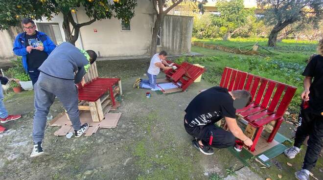 panchina rossa nel tribunale per i minori a Catanzaro