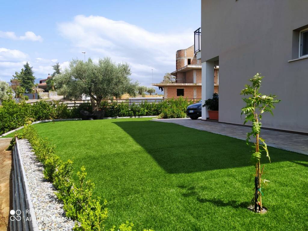 L'erba sintetica per il tuo giardino: un prato sempre verde 365 giorni  l'anno - CatanzaroInforma