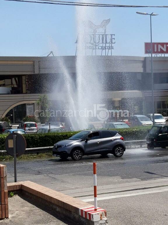 tubo rotto centro commerciale catanzaro