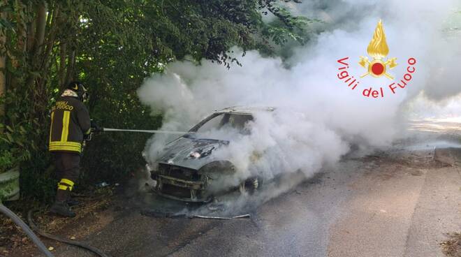 Incendio con coppia a bordo Lamezia