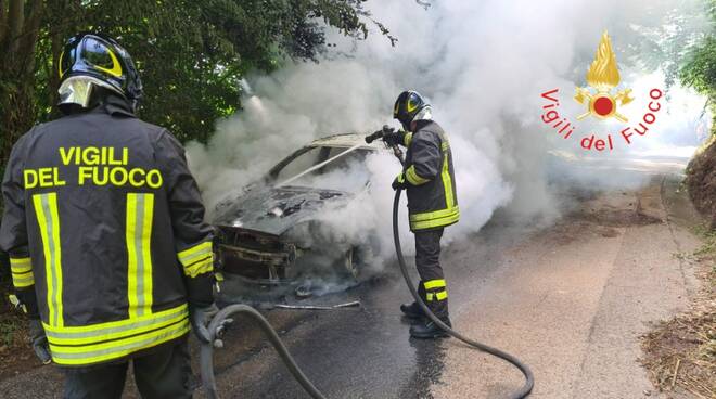 Incendio con coppia a bordo Lamezia