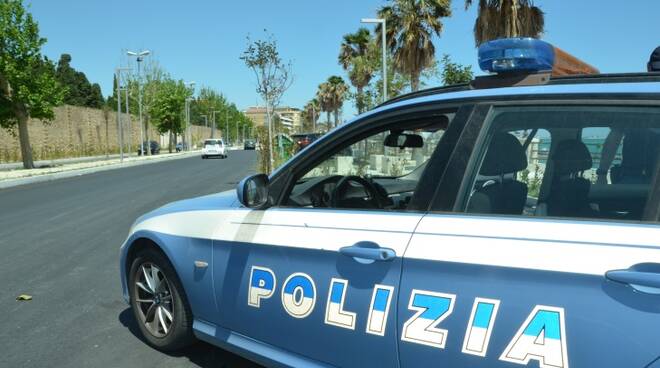 polizia su lungomare kr