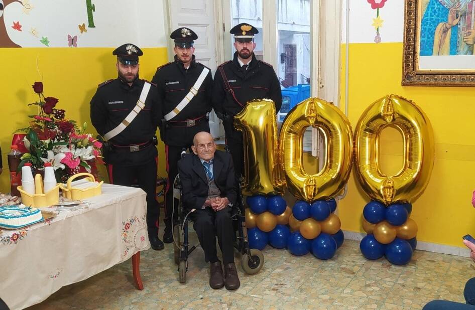 Strongoli, nonno Alberto festeggia i suoi cento anni con i militari dell’arma