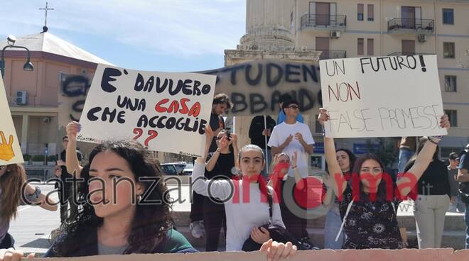 protesta studenti per chiusura salesiani soverato